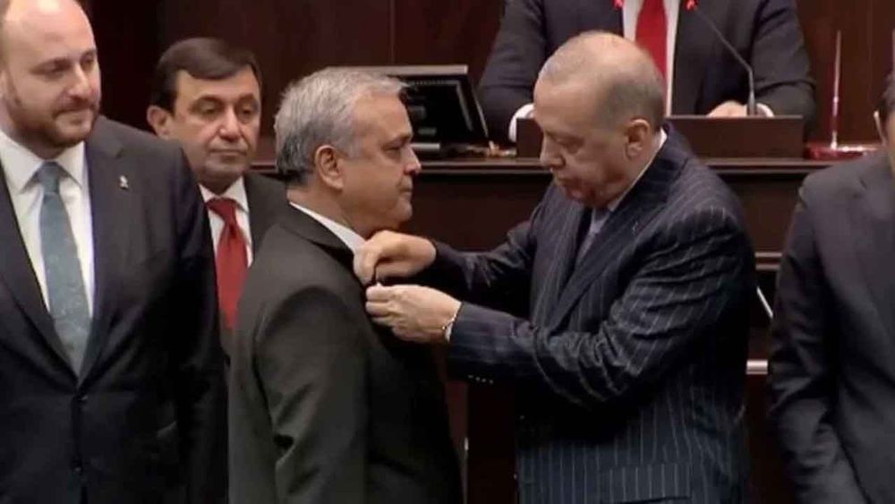 Üç milletvekili AK Parti’ye katıldı: Rozetlerini Cumhurbaşkanı Erdoğan taktı