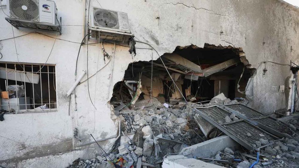 Soykırımcı İsrail ordusu Gazze’deki el-Hılu Hastanesi’ni vurdu