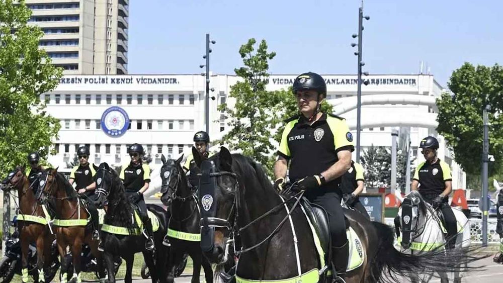 Ankara’da atlı polisler NATO Zirvesi öncesi devriye faaliyetleri yapıyor