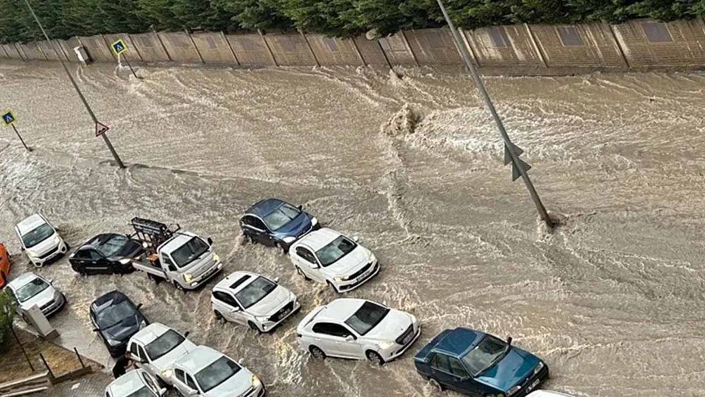 Başkent Ankara'da fırtına ve sağanak etkili oldu