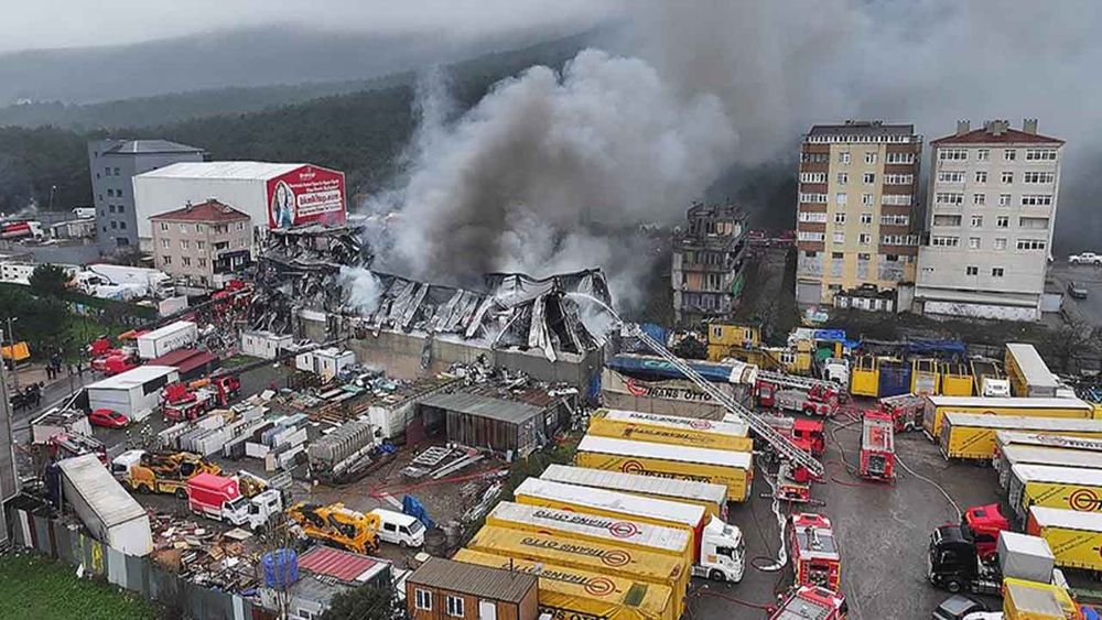 Ataşehir’de iş yerinde yangın: Alevler bütün binayı sardı, bir otel tahliye edildi