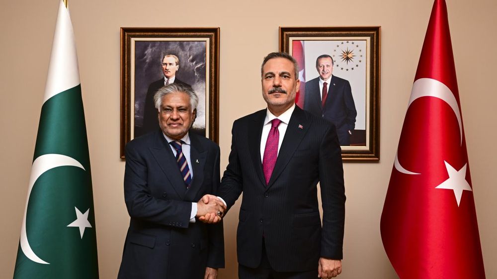 Bakan Fidan, Pakistanlı mevkidaşı Dar ile İstanbul'da görüştü