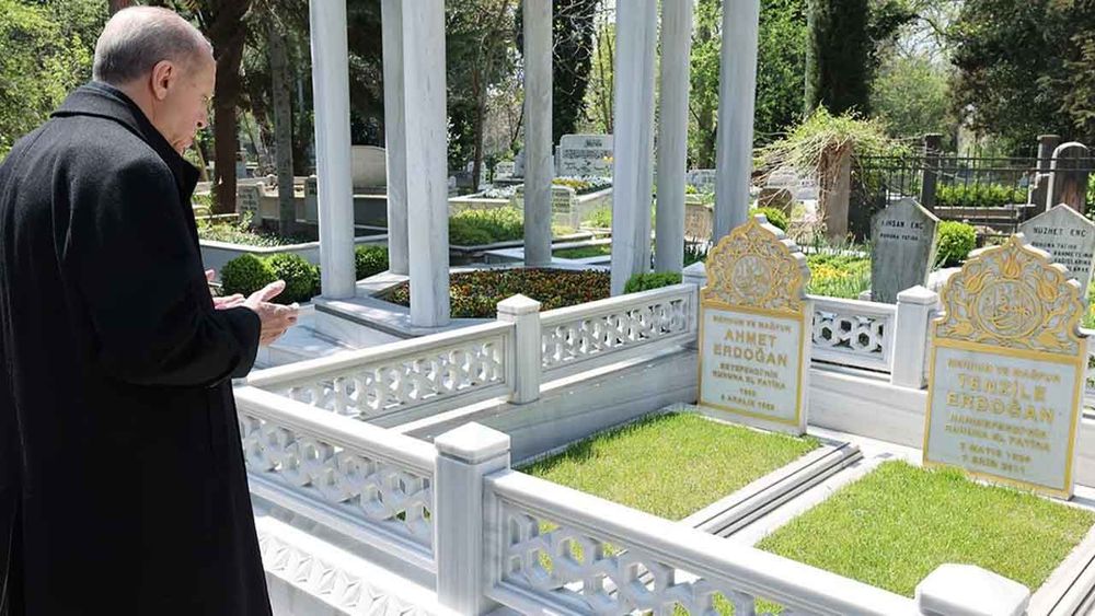 Başkan Erdoğan, anne ve babasının kabrini ziyaret etti