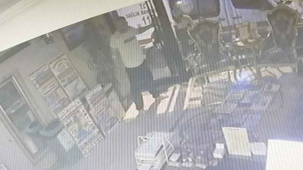 Fatih'te ölen Böcek ailesinin otelin kapısını kırmaya çalıştığı görüntüler ortaya çıktı 