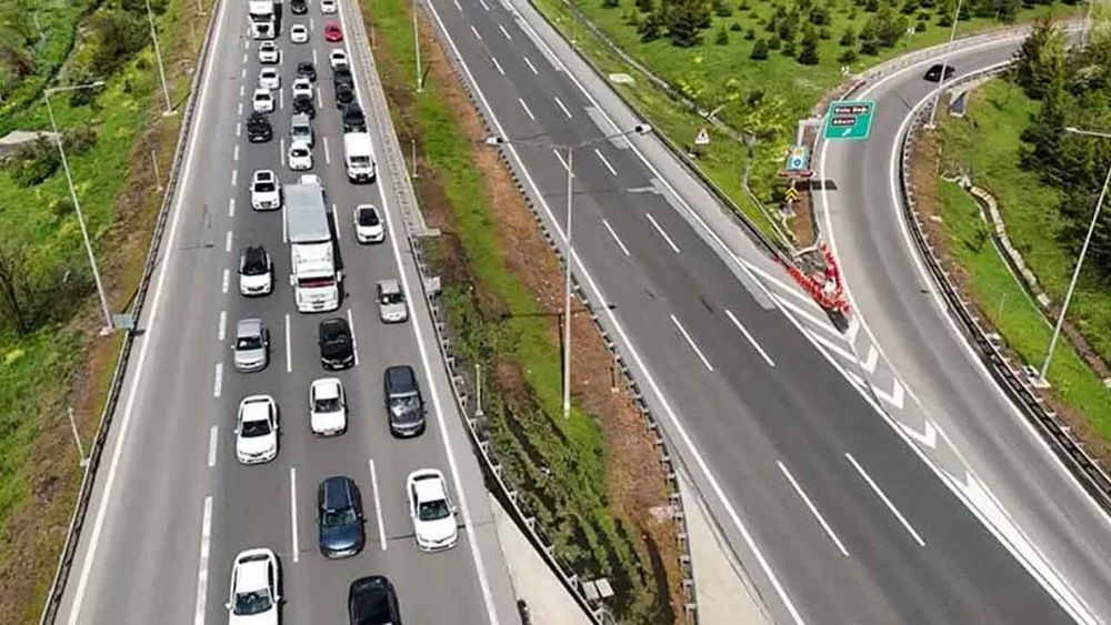 Bayram trafiği başladı: Bolu Dağı geçişinde uzun araç kuyrukları oluştu