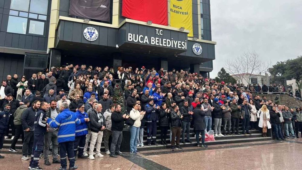 CHP'li Buca Belediyesinde işçiler alacakları ödenmediği için iş bırakma eylemine başladı