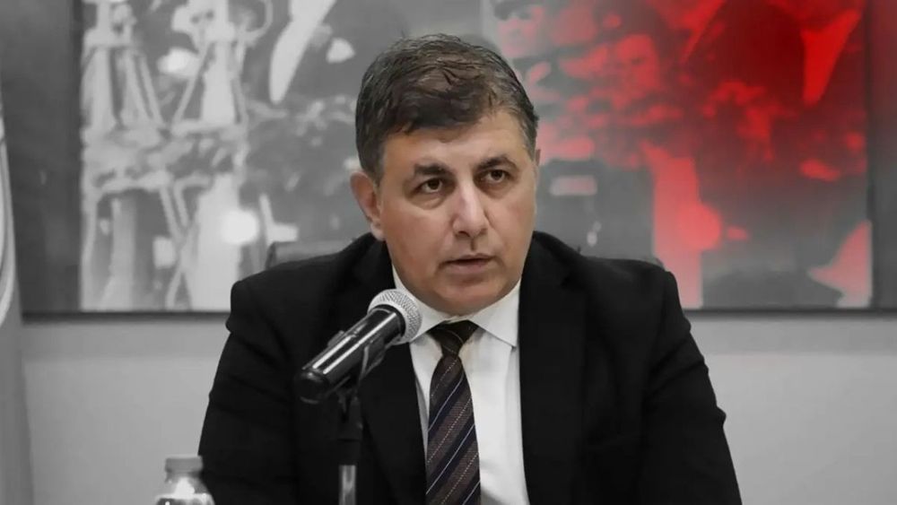  İzmir Büyükşehir Belediye Başkanı Cemil Tugay, Özgür Özel'in partisine katılmayacak