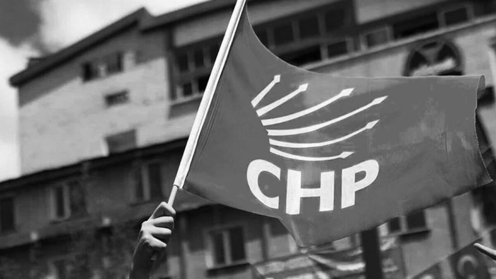 Yolsuzluk ve rüşvet soruşturmalarıyla sallanan CHP'de iki istifa