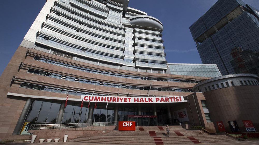 CHP’de parti meclisi üyeleri ikiye bölündü