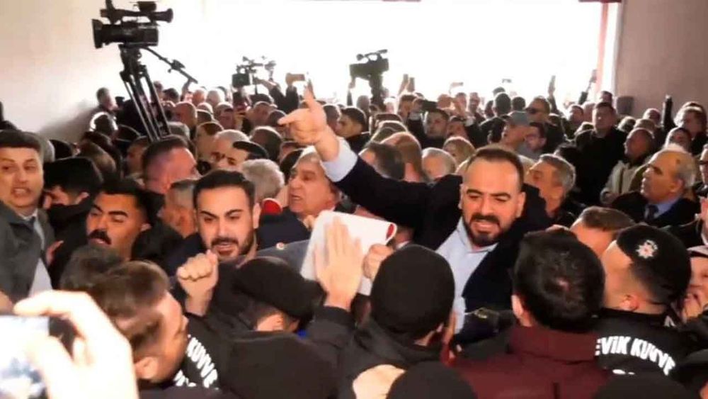 Bozbey’in görevden alınmasının ardından Bursa’da gerginlik: CHP’liler camları kırıp binaya girdi