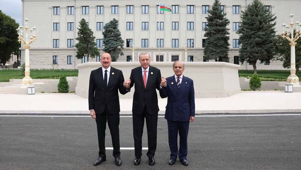 Cumhurbaşkanı Erdoğan, Azerbaycan Cumhurbaşkanı Aliyev ve Pakistan Başbakanı Şerif ile hatıra fotoğrafı çektirdi