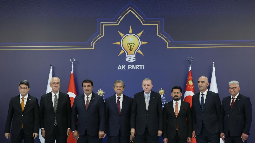 7 belediye başkanı daha AK Parti’ye katıldı: Erdoğan rozetlerini taktı