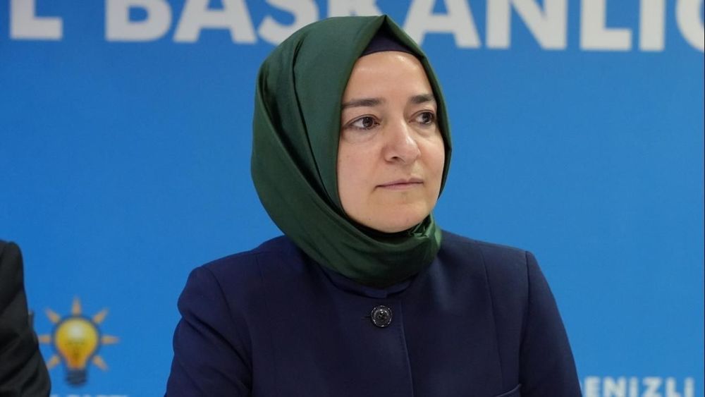 AK Parti Genel Başkan Yardımcısı Fatma Betül Sayan Kaya, hakkında çıkan fon iddiaları nedeniyle istifa etti