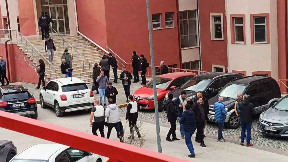 Üniversitede silahlı rehine krizi