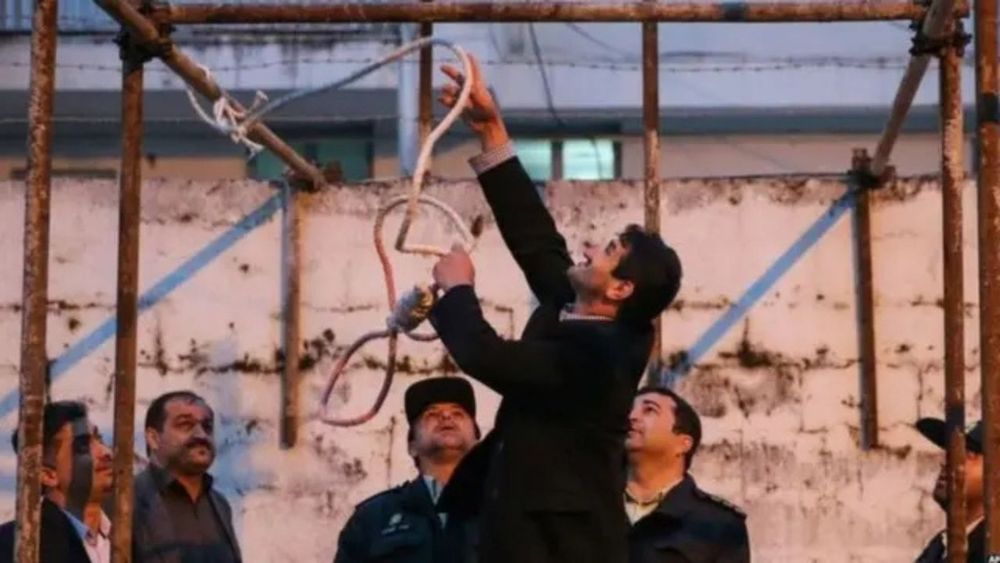 İran'da askeri tesisi yakan kişi idam edildi