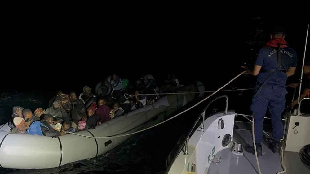 İzmir açıklarında 43 düzensiz göçmen yakalandı