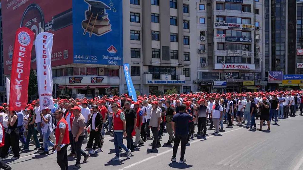 CHP’li İzmir Büyükşehir Belediyesi ile anlaşılamadı: İşçiler eylemde