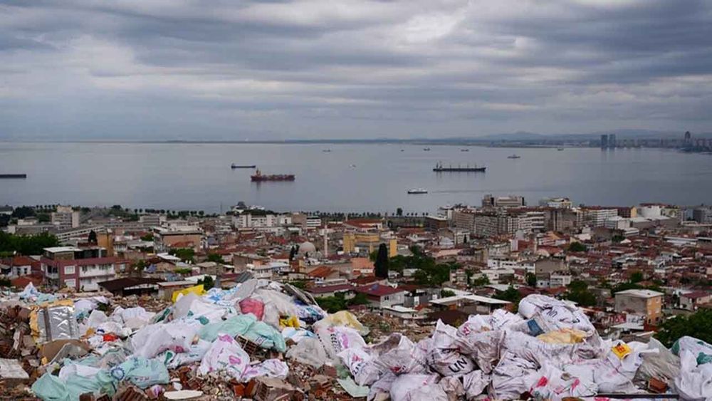 CHP'lilerin yönettiği Konak’ta moloz ve çöp tepkisi: Mahalle sakinleri şikayetçi ve temizlik istiyor