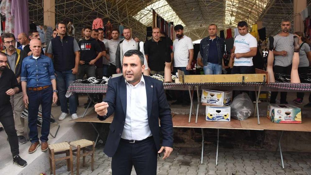 Esnafın öfkesi geri adım attırdı: İzmir'de CHP'li belediye pazar yerini CHP'li vekillere vermişti