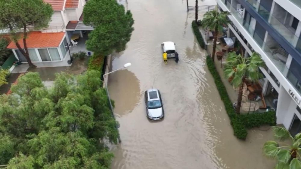 İzmir’de yollar çöktü, ev ve iş yerlerini su bastı