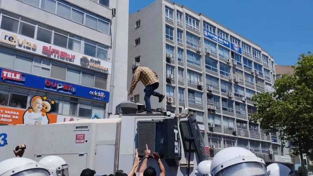 İzmir'de TOMA'nın üzerinde tepinen okul müdür yardımcısı görevden alındı