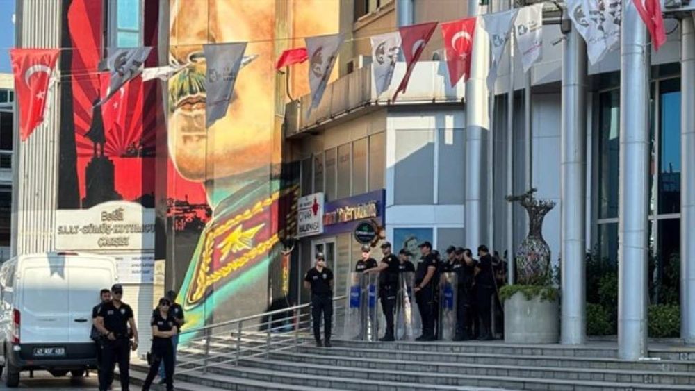 İzmit Belediyesi'ne operasyon: Başkan ve eşi gözaltına alındı
