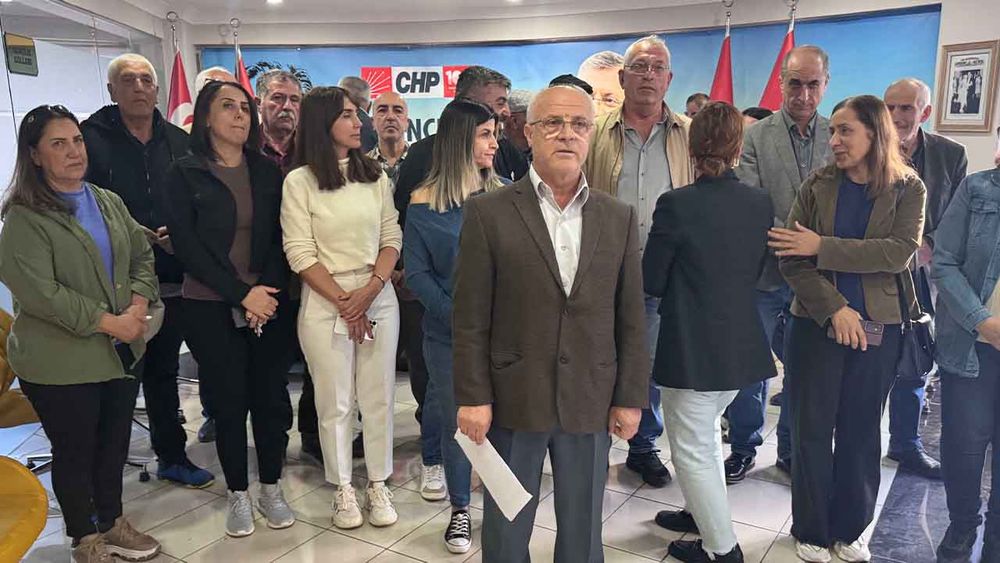 CHP Tunceli İl Başkanı Kemal Özcan ve yöneticileri, parti binasını kapatıp eyleme başladı