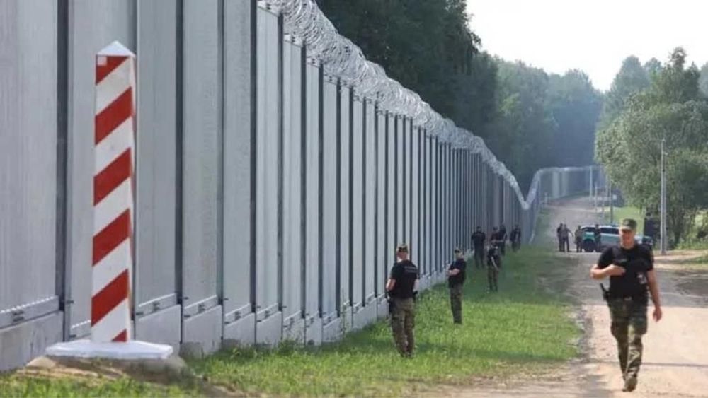Letonya, Belarus sınırını geçişlere kapadı