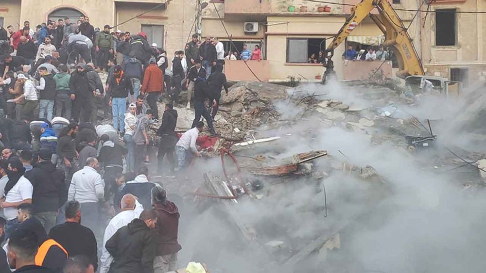 Lübnan’ın Trablusşam kentinde çöken binada en az 14 kişi hayatını kaybetti