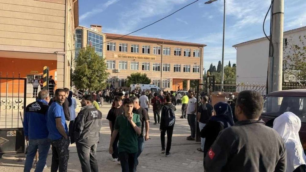 Manisa İnci Üzmez Mesleki ve Teknik Anadolu Lisesi önündeki silahlı saldırıda 15 öğrenci yaralandı