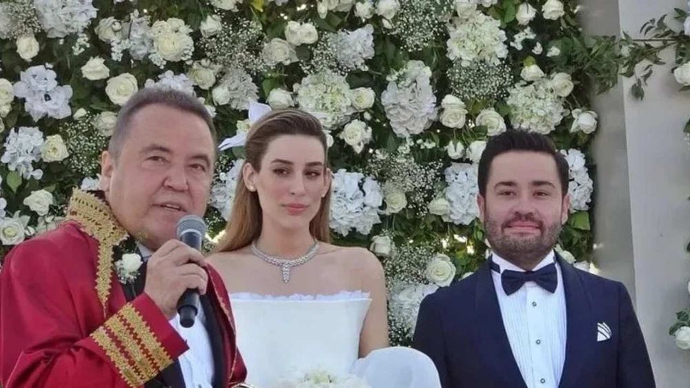 Antalya Belediye Başkanı Muhittin Böcek aile boyu rüşvet çarkı kurdu iddiasıyla gözaltına alındı