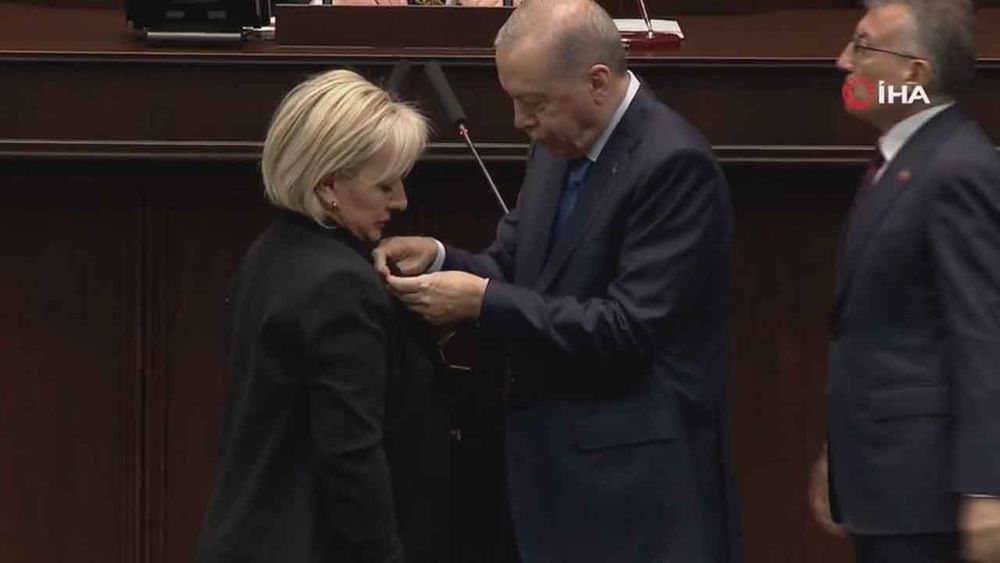 CHP'den istifa eden Nimet Özdemir AK Parti'ye katıldı