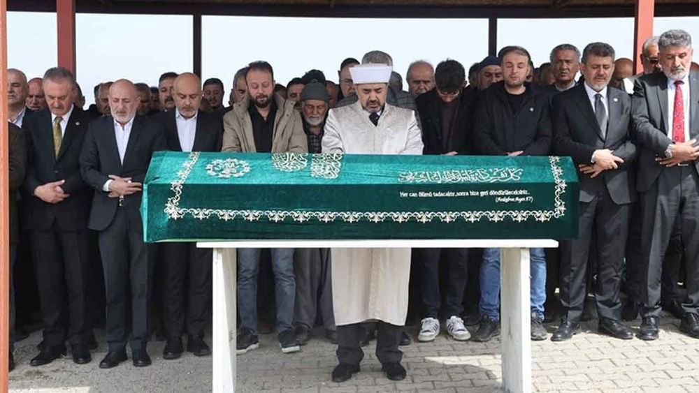 Okul saldırısında vefat edenler toprağa veriliyor