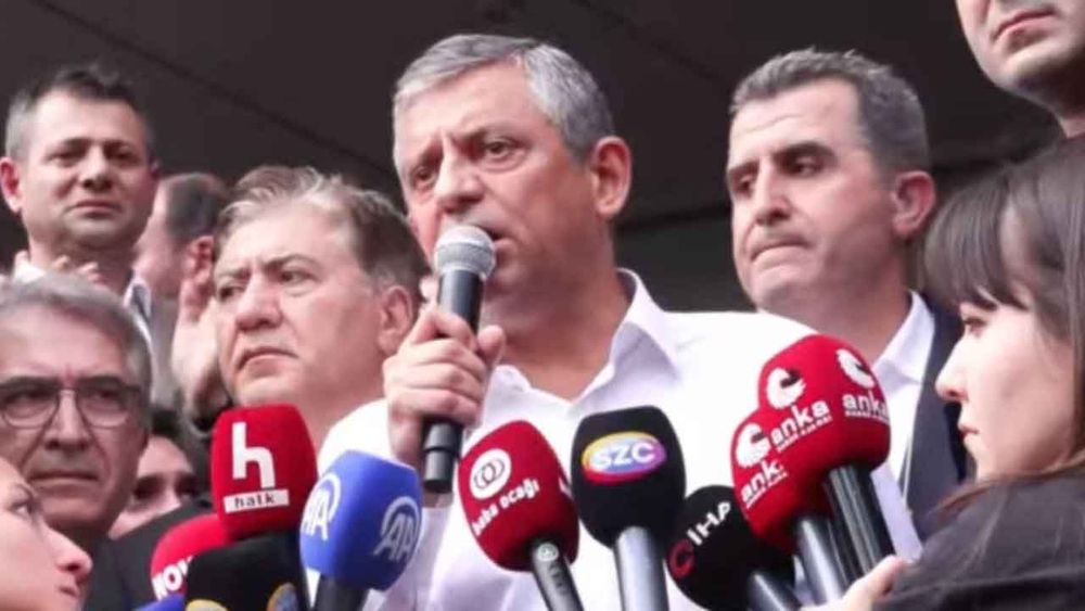 ‘Teslim olmayacağız’ şovu yapan Özgür Özel, CHP Genel Merkezi’ni terk etti