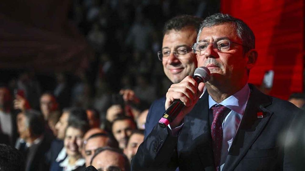 Hilal Kaplan: Özgür Özel'e beş dakikamızı ayıralım