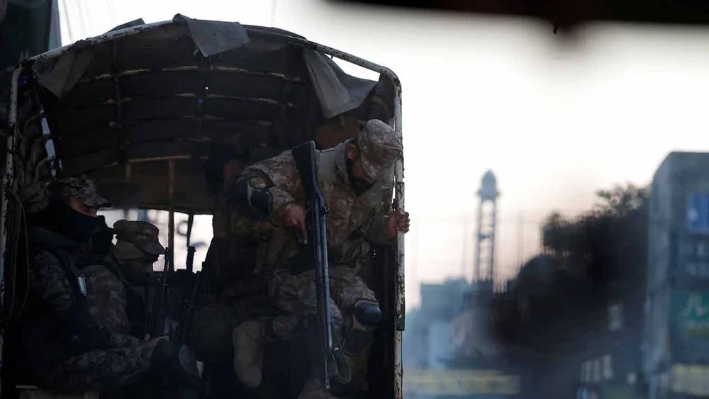 Pakistan'da askeri konvoya bombalı saldırı: 13 ölü