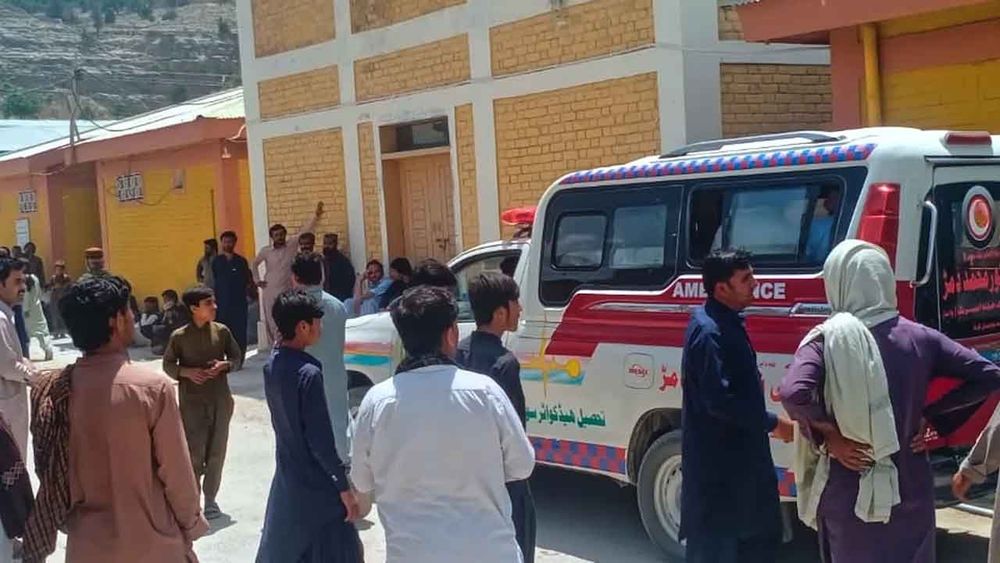 Pakistan'da polis karakoluna silahlı saldırı: 15 polis hayatını kaybetti