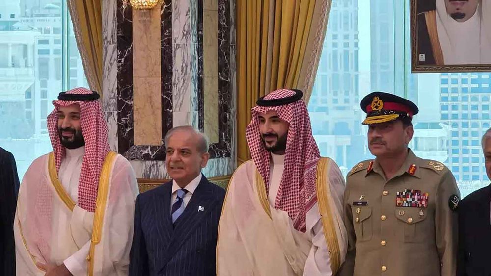 Pakistan Başbakanı Şerif'ten Mekke Anlaşması mesajı: Ümmete refah getirmesini diliyorum