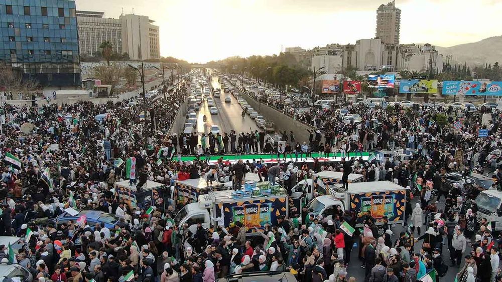 Suriye'de halk mutluyken bizlere susmak düşer