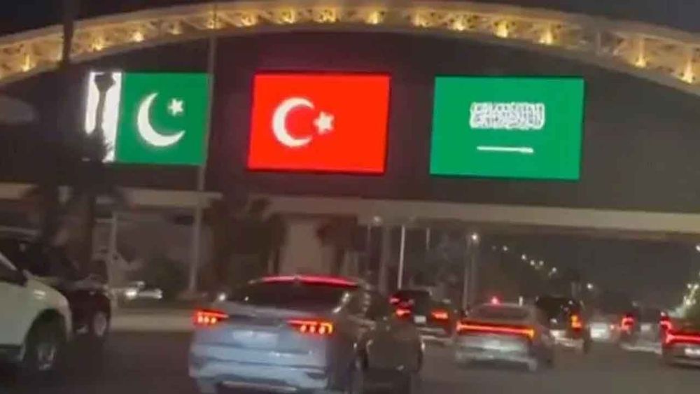 Suudi Arabistan'daki yapılar Pakistan ve Türkiye bayraklarıyla ışıklandırıldı