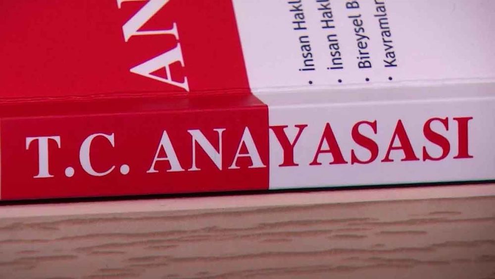 Anayasa çalışması tehditlere kurban edilmemeli