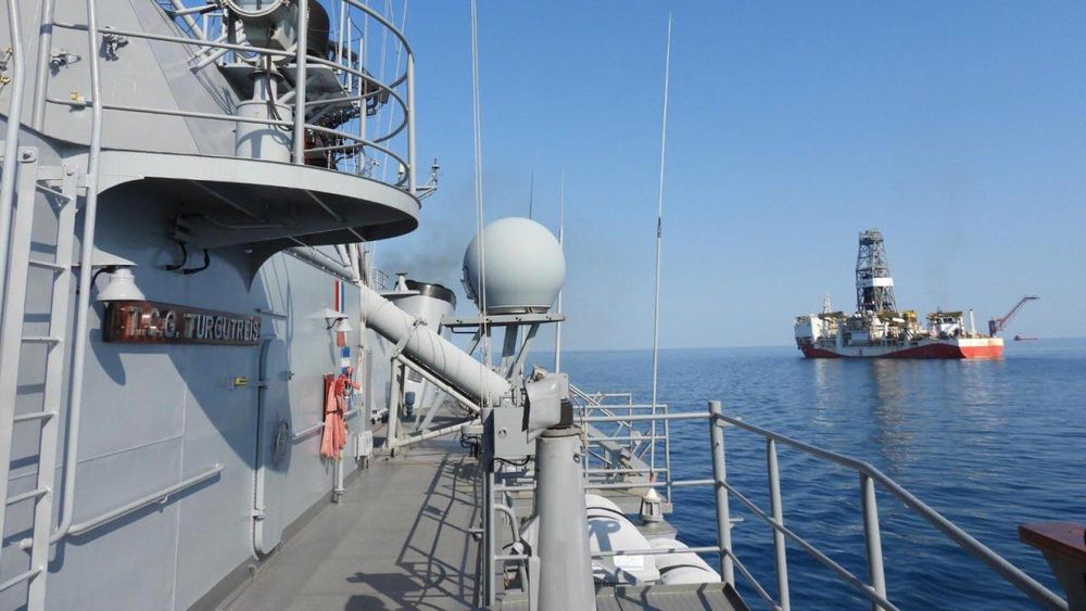 TCG Turgutreis, Karadeniz'de sondaj gemilerine refakat ediyor