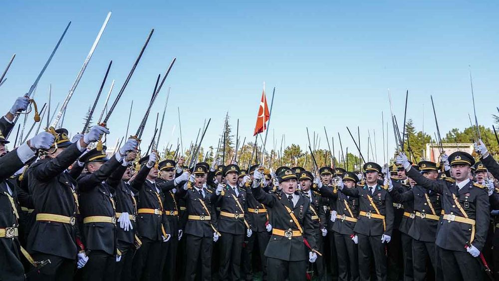 İhraç edilen teğmenler şanslı