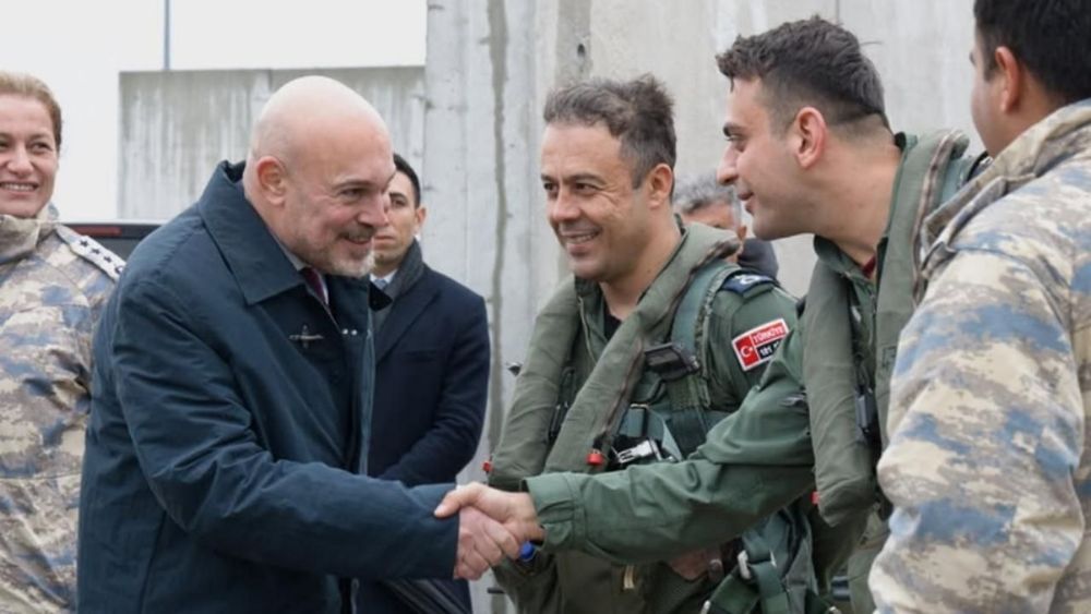 Letonya Savunma Bakanı Melnis'den Türk pilotlarla teşekkür