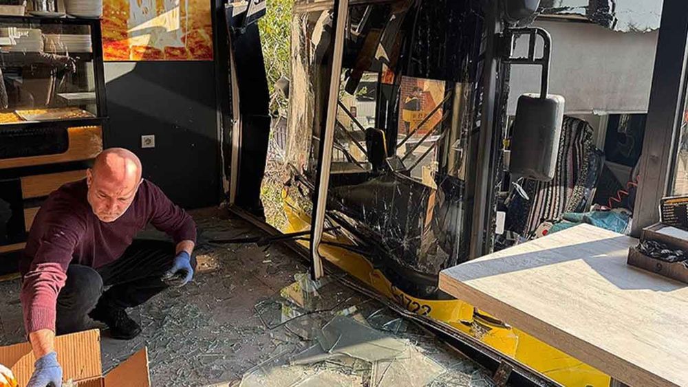 Üsküdar’da İETT otobüsü iş yerine çarptı: 3 yaralı