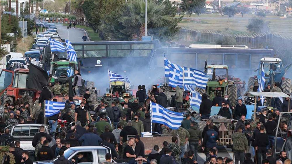 Yunanistan'da ayaklanan çiftçiler havalimanını kapattı