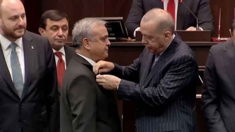 Üç milletvekili AK Parti’ye katıldı: Rozetlerini Cumhurbaşkanı Erdoğan taktı