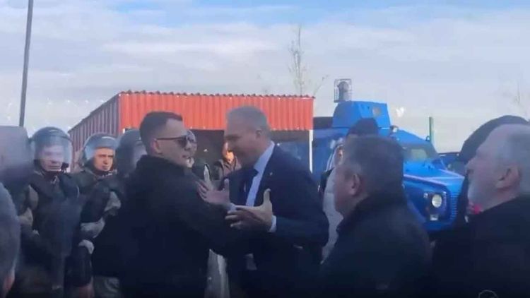 CHP İstanbul Milletvekili Suat Özçağdaş görevini yapan jandarmaya hakaret etti