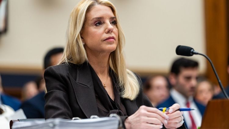 Epstein dosyaları ABD Adalet Bakanı Pam Bondi'yi görevden aldırdı