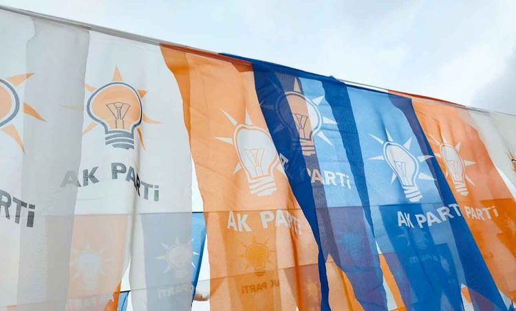 Bugün Ak Parti'ye geçecek 9 isim belli oldu